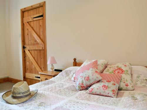 um quarto com uma cama com um chapéu em The Carthouse em Malmesbury