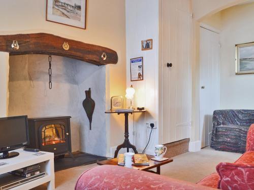 - un salon avec une cheminée et un canapé dans l'établissement Church Lane, à Llanidloes