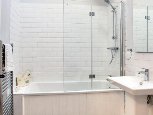 Scalby的住宿－特勞特貝克度假屋，白色的浴室设有浴缸和水槽。