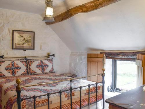 een slaapkamer met een bed in een kamer bij Threshing Barn - Kza in Glaisdale