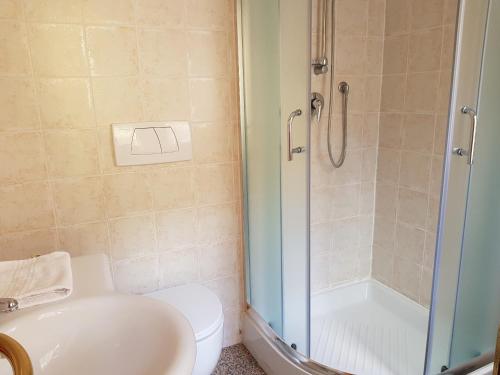uma casa de banho com um chuveiro, um lavatório e um WC. em ca augusto with seaview em Monterosso al Mare