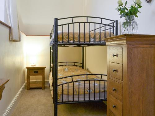 een slaapkamer met een stapelbed en een dressoir bij Barn Owl - 27820 in Westleigh