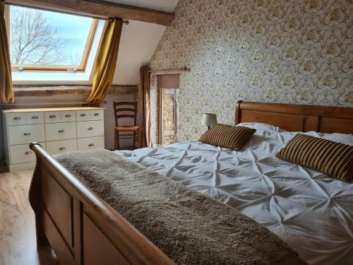 Un dormitorio con una cama grande y una ventana en Maison Lamers, en Lignac