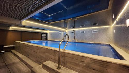 Gudauri Hills Apart Hotel في غودواري: حوض استحمام كبير في غرفة مع