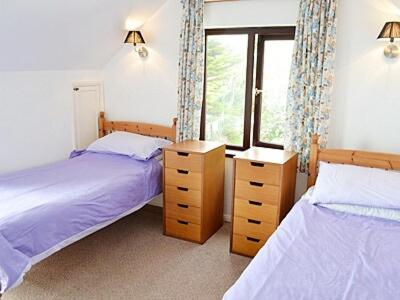 Praa SandsにあるSuncroftのベッドルーム1室(ベッド2台、窓付)