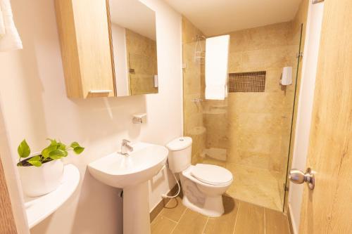 a bathroom with a toilet and a sink and a shower at Encantador apartamento in Cartagena de Indias