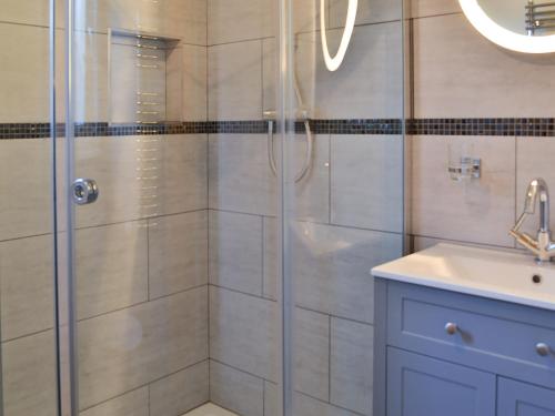 uma casa de banho com um chuveiro e um lavatório. em Tigh A Vullin - S4628 em Ardfern