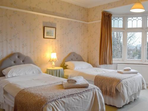 sypialnia z 2 łóżkami i oknem w obiekcie Colville House w mieście Helmsley