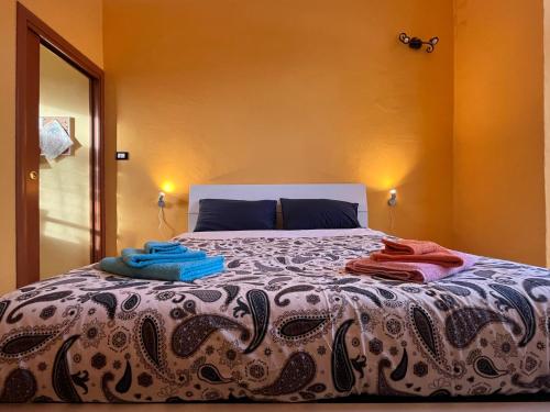 トリノにあるPrima D'Oraのベッドルーム1室(ベッド1台、タオル2枚付)