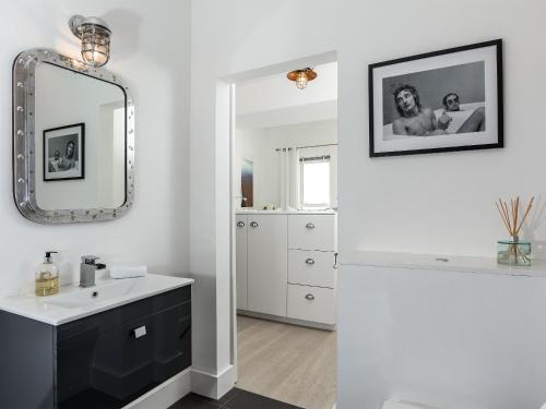 Marina Beach House, Torquay في توركواي: حمام مع حوض ومرآة