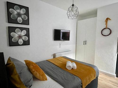 een slaapkamer met een bed met twee witte handdoeken erop bij moor-home Studio Apartment in Ganderkesee