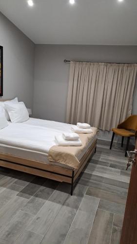 um quarto com uma cama com duas toalhas em Вила Рафаела-Мартина em Dobrinishte