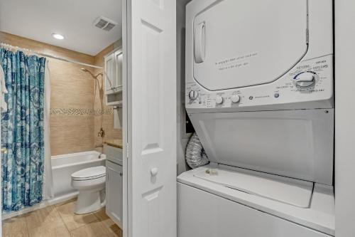 uma casa de banho com um WC, um lavatório e um espelho. em Sea Colony - 1007B West Lake em Bethany Beach