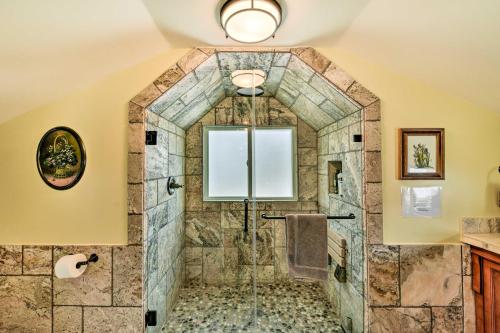 uma casa de banho com um chuveiro e uma parede de pedra em Charming Buena Vista Creekside Home Walk to Main! em Buena Vista
