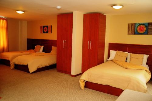 Postel nebo postele na pokoji v ubytování Colony Inn Hotel