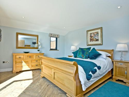 ein Schlafzimmer mit einem großen Bett und einem Spiegel in der Unterkunft Woodland View Lodge in Hawley Bottom