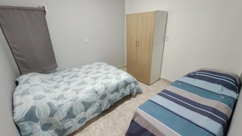 una camera da letto con un letto e un armadio in legno di shalom salomón- punta iglesia dúplex - cabañas a Paso de la Patria