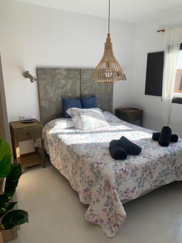 sypialnia z łóżkiem z dwoma ręcznikami w obiekcie Eterna Primavera, a 40m de la piscina natural w mieście Punta de Mujeres