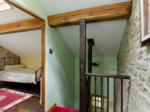 eine Treppe, die zu einem Schlafzimmer in einem Haus führt in der Unterkunft Highbury Cottage in Hathersage