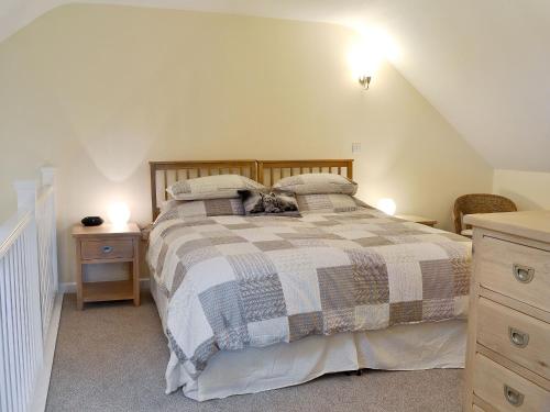 sypialnia z łóżkiem z kotem w obiekcie The Coop - Prrk w mieście Kirdford