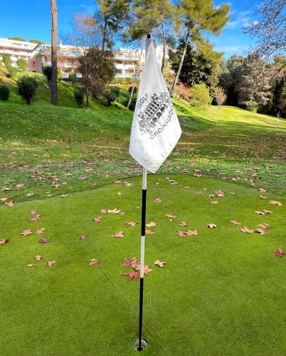 a white flag on a pole in the grass at Évasion à deux, domaine prestigieux, jacuzzi et parking privés, piscine in Cannes
