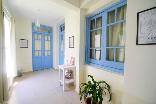 un pasillo con una puerta azul y una planta en HYGGE FORMOSA, en Formosa