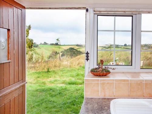 Saint MartinにあるByreの- 野原の景色を望む窓付きのバスルーム