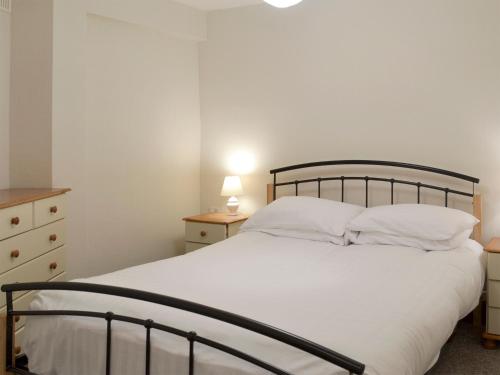 een slaapkamer met een bed met witte lakens en kussens bij Huccaby Tor - Ukc1924 in Stokeinteignhead