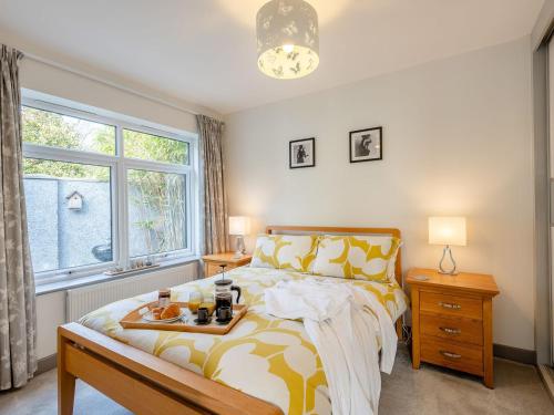 ein Schlafzimmer mit einem Bett und einem Tablett mit Essen drauf in der Unterkunft Solsken in Bournemouth