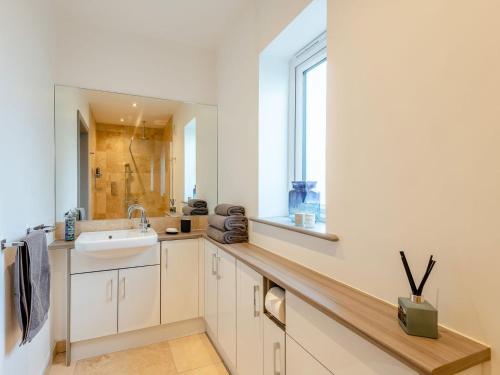 biała łazienka z umywalką i oknem w obiekcie Solsken w Bournemouth