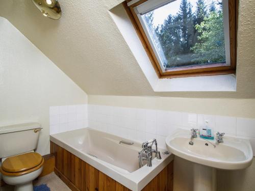 baño con lavabo y aseo y ventana en Tinkerbell en Balnaboth