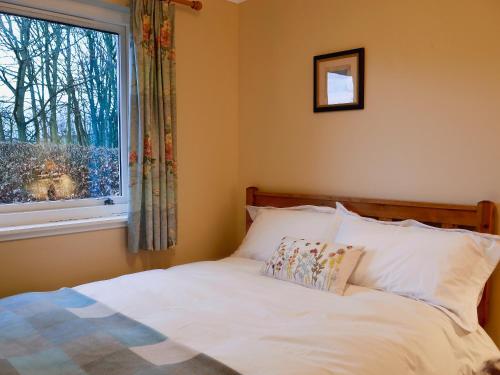 Un pat sau paturi într-o cameră la Melgund Glen Lodge