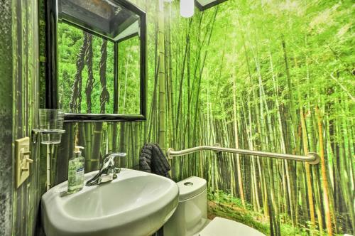 uma casa de banho com uma cortina de chuveiro de bambu e um lavatório. em Willamette Valley Apt - Surrounded by Wineries! em Newberg