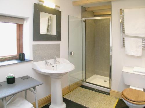 La salle de bains est pourvue d'un lavabo et d'une douche. dans l'établissement The Cart House, à Milford