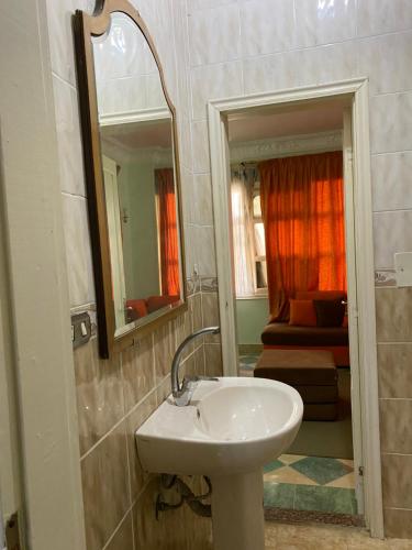 uma casa de banho com um lavatório e um espelho em PORTO HILL em Hurghada