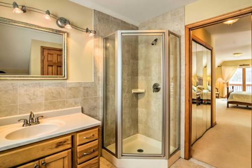 La salle de bains est pourvue d'une douche et d'un lavabo. dans l'établissement Mountaintop Ellicottville Home 7 Mi to Ski Resort, à Ellicottville