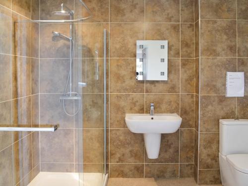 ein Bad mit einer Dusche, einem Waschbecken und einem WC in der Unterkunft Samphire in Brixham