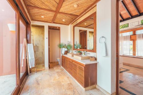 y baño con lavabo y espejo. en Charming villa At Cap Cana, en Punta Cana