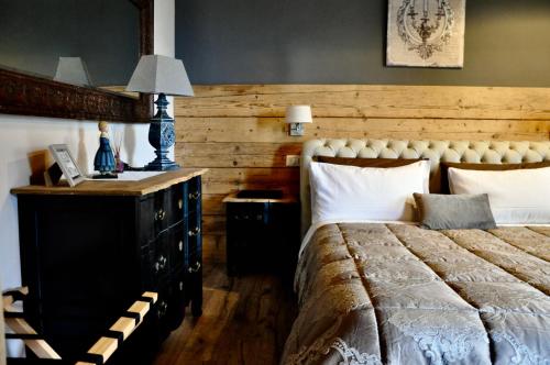 a bedroom with a large bed and a wooden wall at Heidi Bed and Breakfast in Albavilla