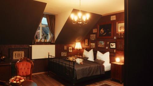 1 dormitorio con cama y lámpara de araña en ANKER en Arneburg
