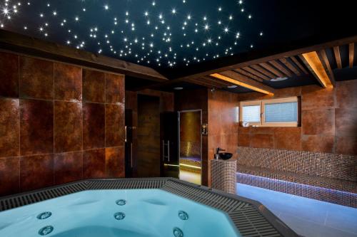 a bath tub in a bathroom with stars on the ceiling at Apartmán Hillside Panorama in Dolný Kubín