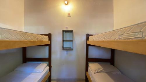 1 dormitorio con 2 literas en una habitación en El Viejo Molino en San Bernardo