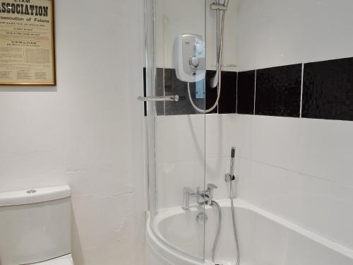 La salle de bains est pourvue d'une douche, de toilettes et d'un lavabo. dans l'établissement Wild Flower Cottage, à Youlgreave