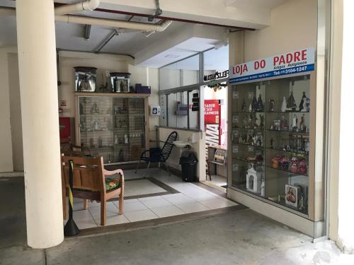 un magasin avec une vitrine dans un magasin dans l'établissement Pousada Soares, à Aparecida