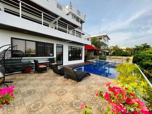 patio con sedie e piscina di Villa Amihan a Puerto Galera