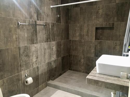 La salle de bains est pourvue d'un lavabo et d'une douche. dans l'établissement Casa Bocoyna, à Acapulco