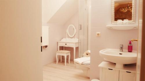 a white bathroom with a sink and a toilet at ANKER in Arneburg