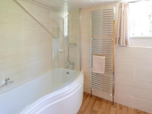 多克雷的住宿－Lookin How，白色的浴室设有浴缸和窗户。