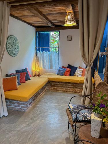 凱拉伊夫的住宿－Casa do Rio，客房设有两张床和窗户。