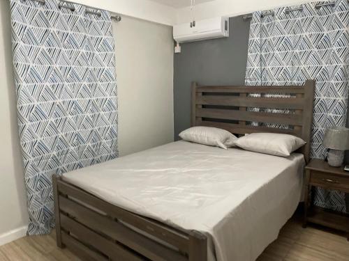 sypialnia z dużym łóżkiem z 2 poduszkami w obiekcie Travellers Villa w mieście Roseau